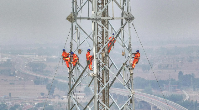 电网员工组立承德东至滦县双回500千伏线路工程（唐山段）铁塔（李峥 摄）.png